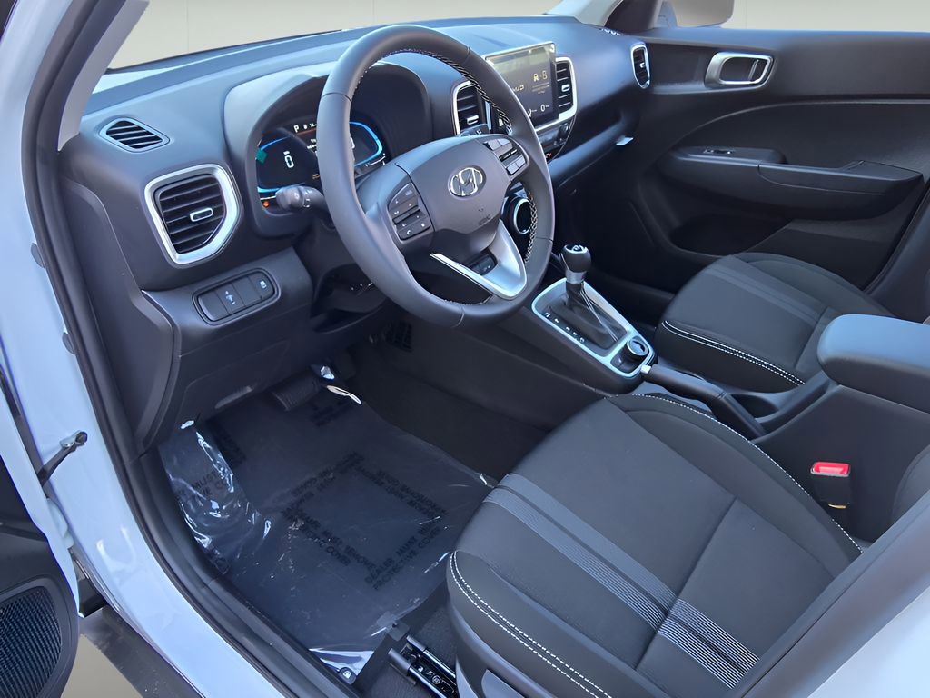 Used 2025 Hyundai Venue SEL image 24