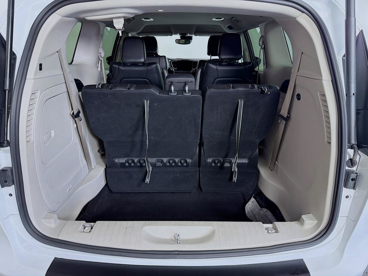 Used 2024 Chrysler Pacifica Limited FWD image 44