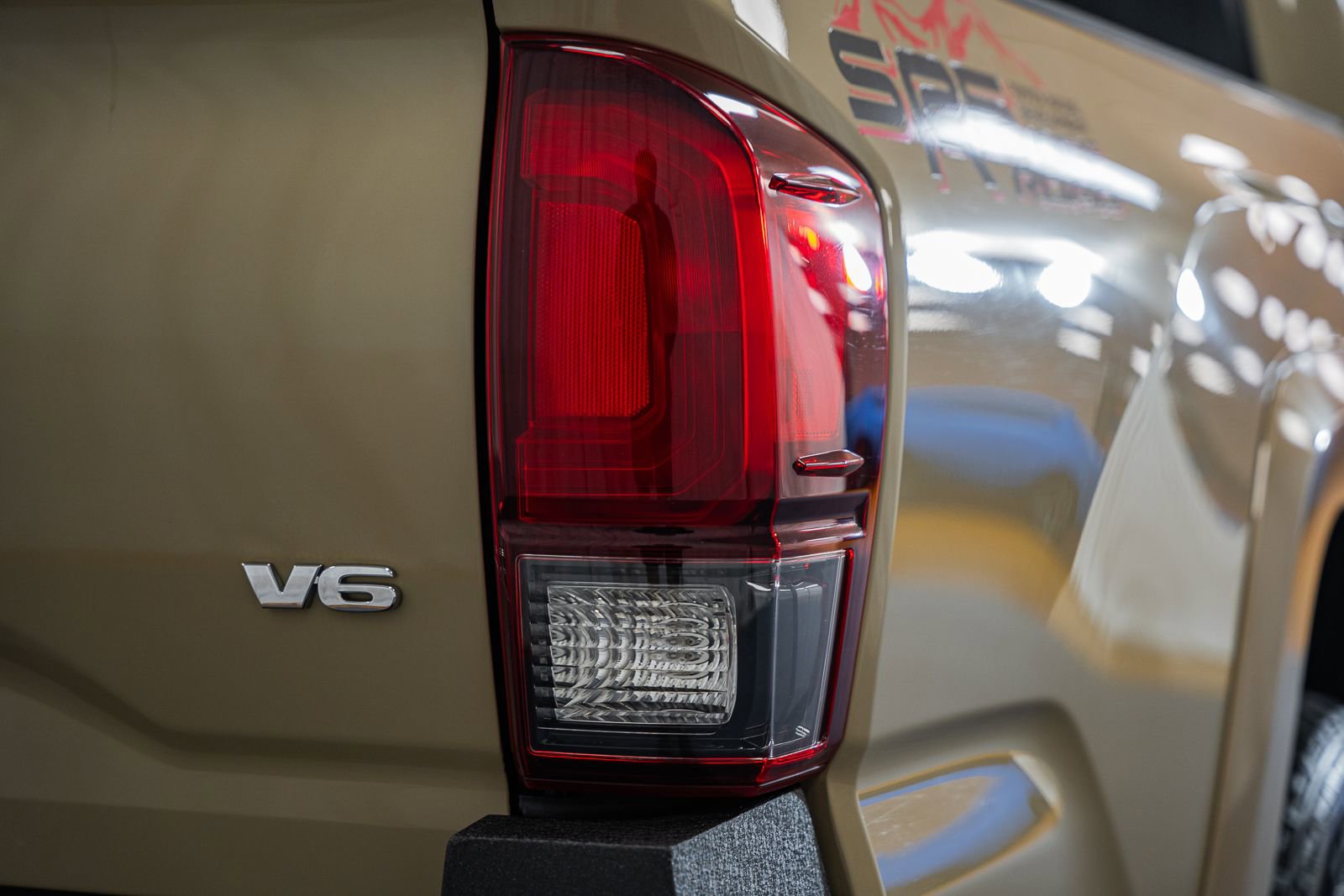 Used 2018 Toyota Tacoma SR5 AWD/4WD image 7