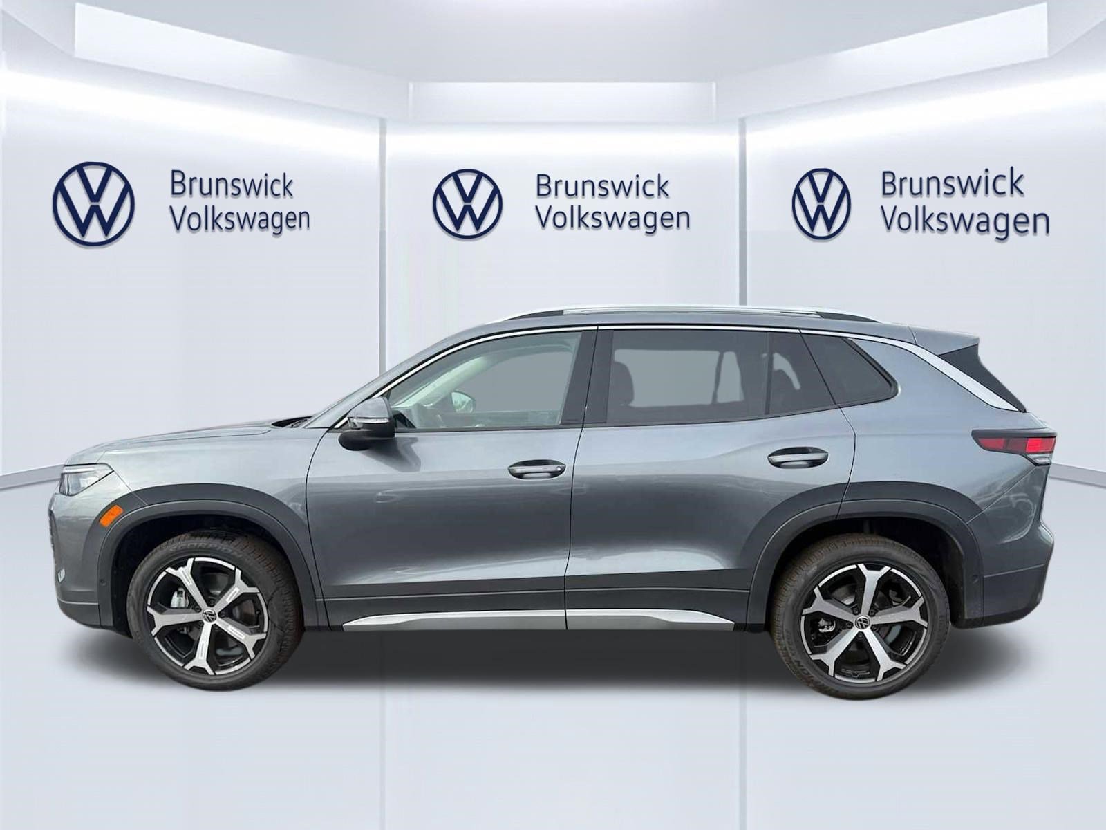 New 2026 Volkswagen Tiguan SE AWD/4WD image 3