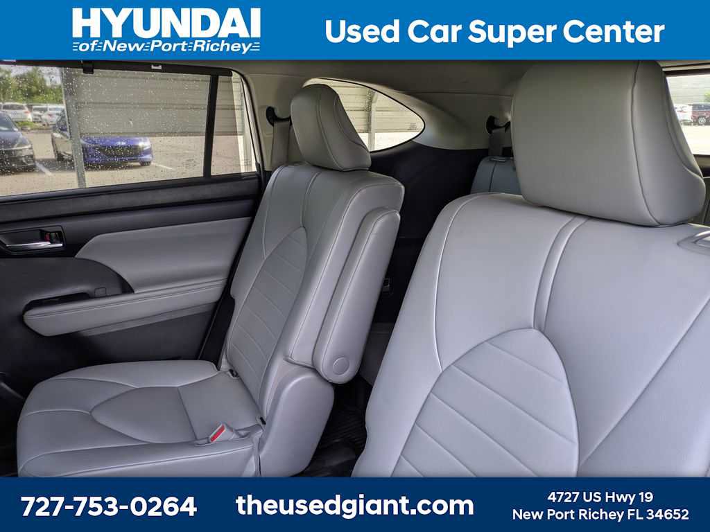 Used 2021 Toyota Highlander XLE AWD/4WD image 19