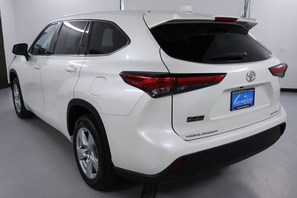 Used 2021 Toyota Highlander LE image 5