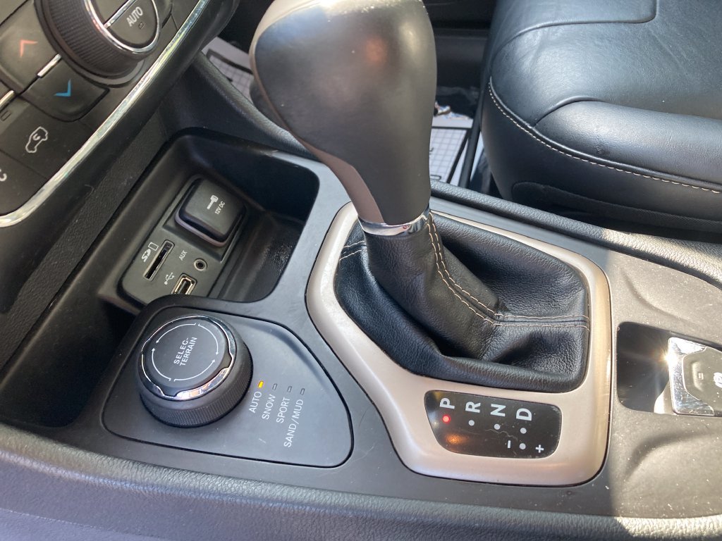 Used 2016 Jeep Cherokee Limited AWD/4WD image 29