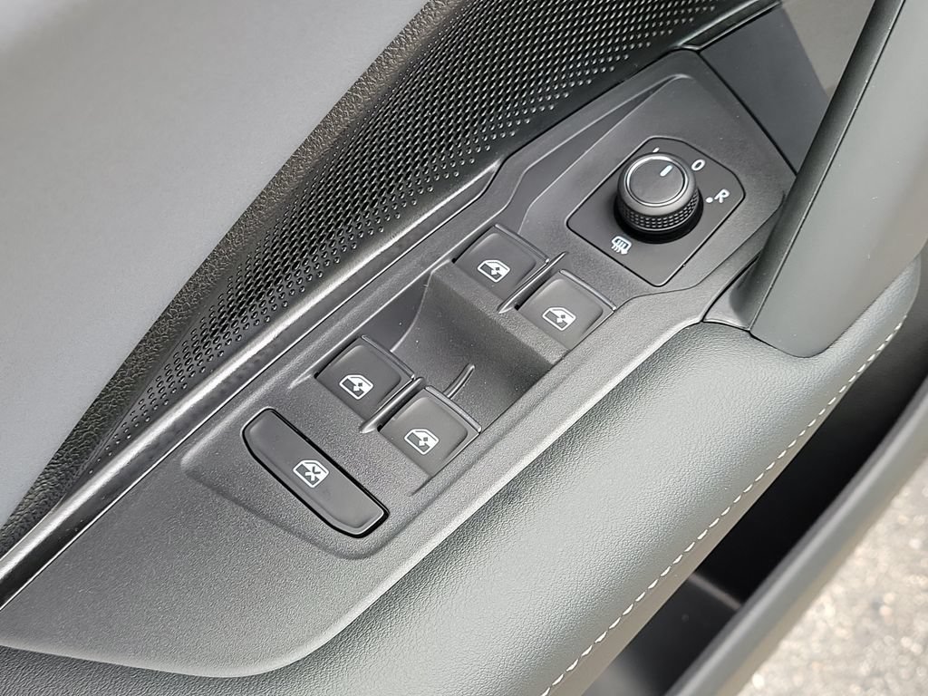 New 2026 Volkswagen Tiguan SE R-Line FWD image 15