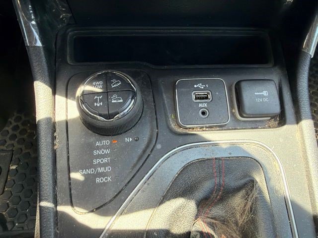 Used 2021 Jeep Cherokee Trailhawk AWD/4WD image 20