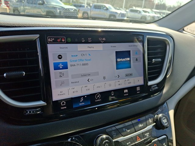 Used 2024 Chrysler Pacifica Touring-L image 17