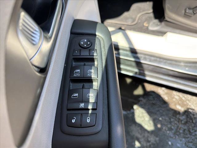 Used 2023 Chrysler Pacifica Touring-L FWD image 10