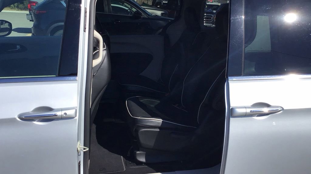 Used 2023 Chrysler Pacifica Limited image 13