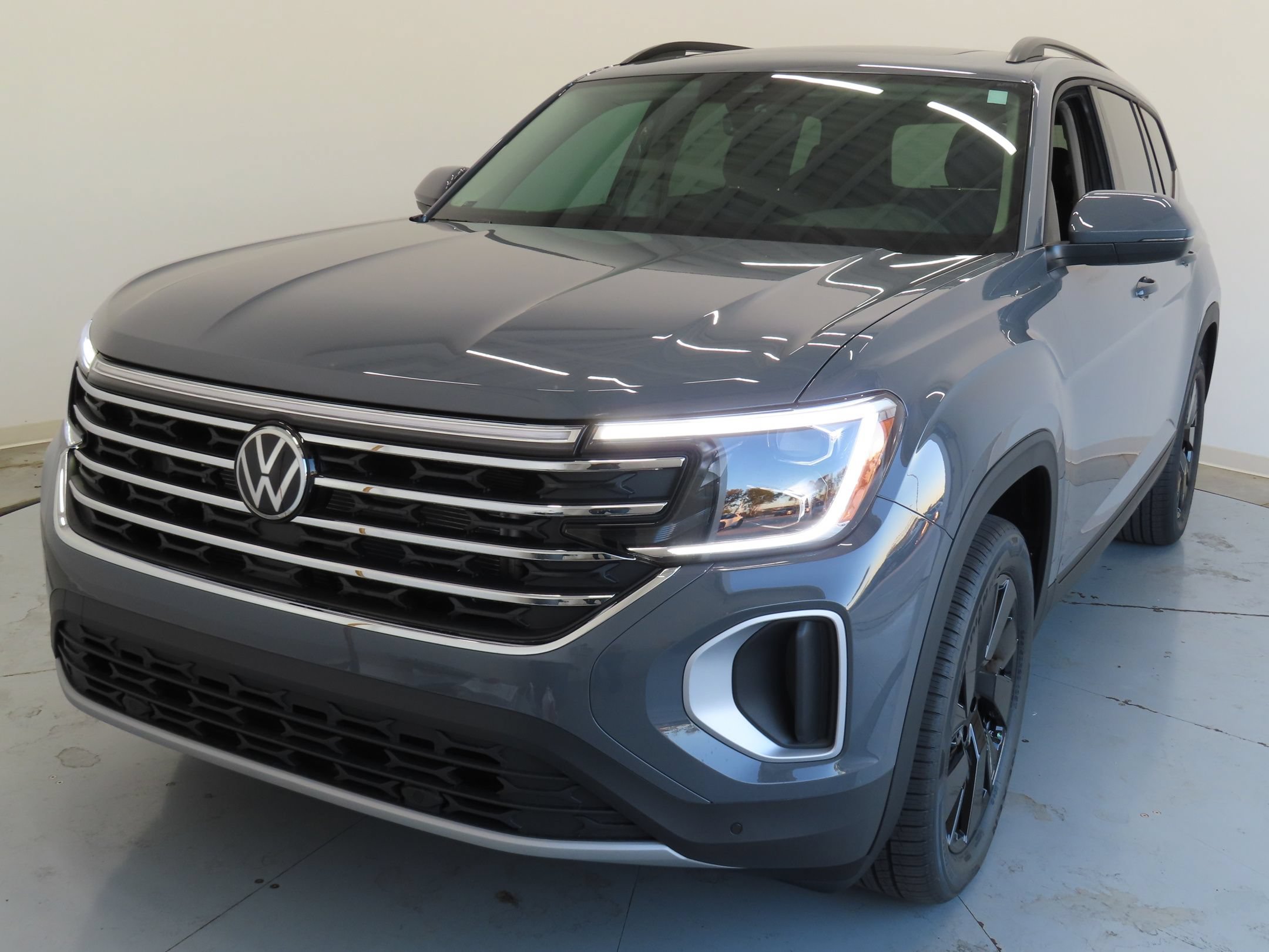 Certified 2026 Volkswagen Atlas SE FWD image 8