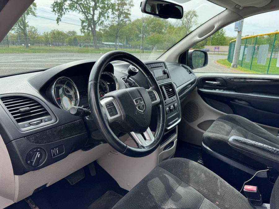 Used 2015 Dodge Grand Caravan American Value Package w/ UConnect Hands-Free Group FWD image 15