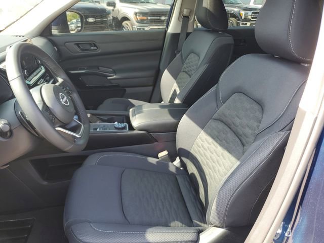 Used 2025 Nissan Pathfinder SV w/ SV Premium Package AWD/4WD image 24