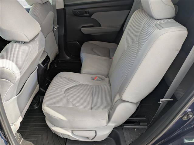 Used 2021 Toyota Highlander LE AWD/4WD image 16