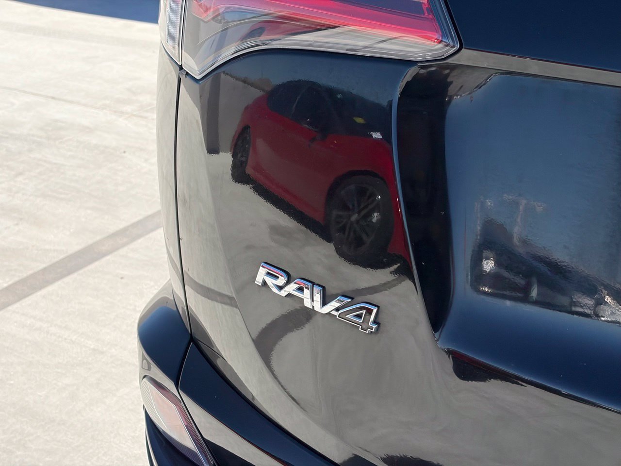 Used 2018 Toyota RAV4 XLE AWD/4WD image 4