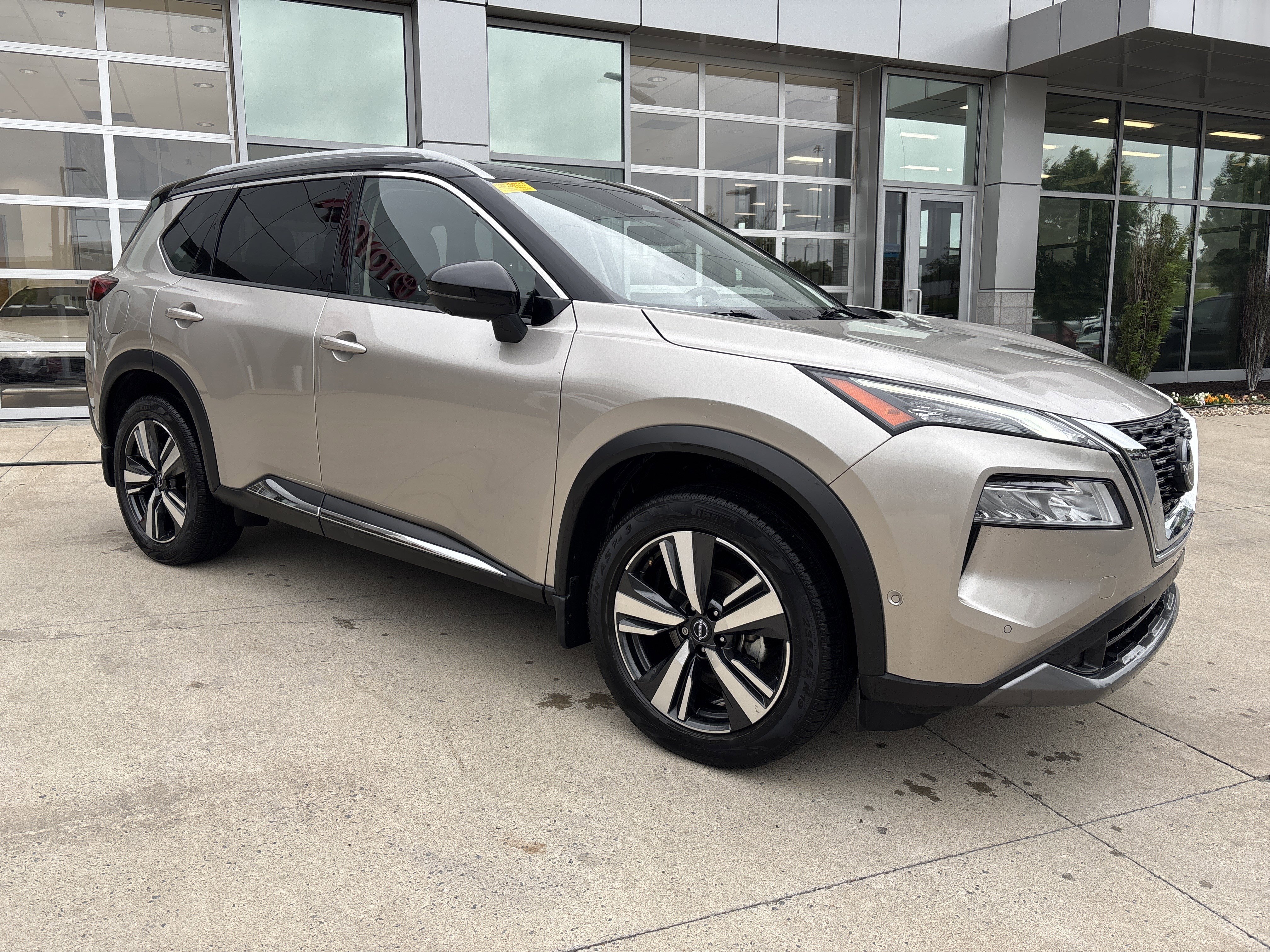 Used 2023 Nissan Rogue SL w/ SL Premium Package FWD image 2