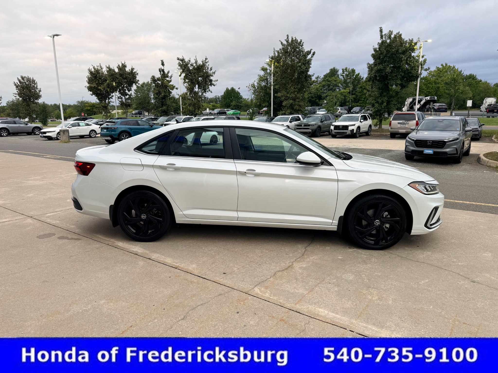Used 2025 Volkswagen Jetta SE FWD image 7