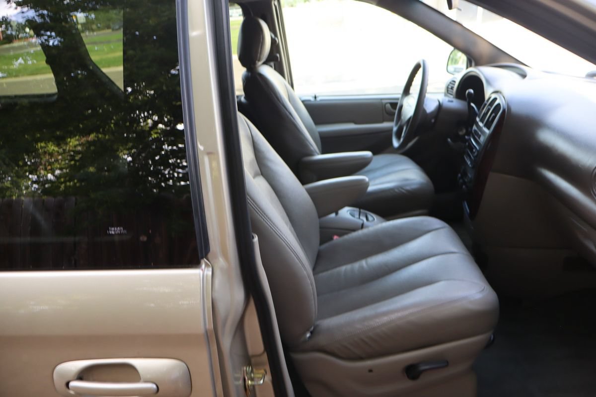 Used 2002 Chrysler Town & Country EX FWD image 24