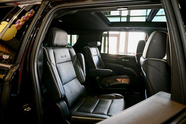 Used 2023 Cadillac Escalade ESV Premium Luxury AWD/4WD image 25