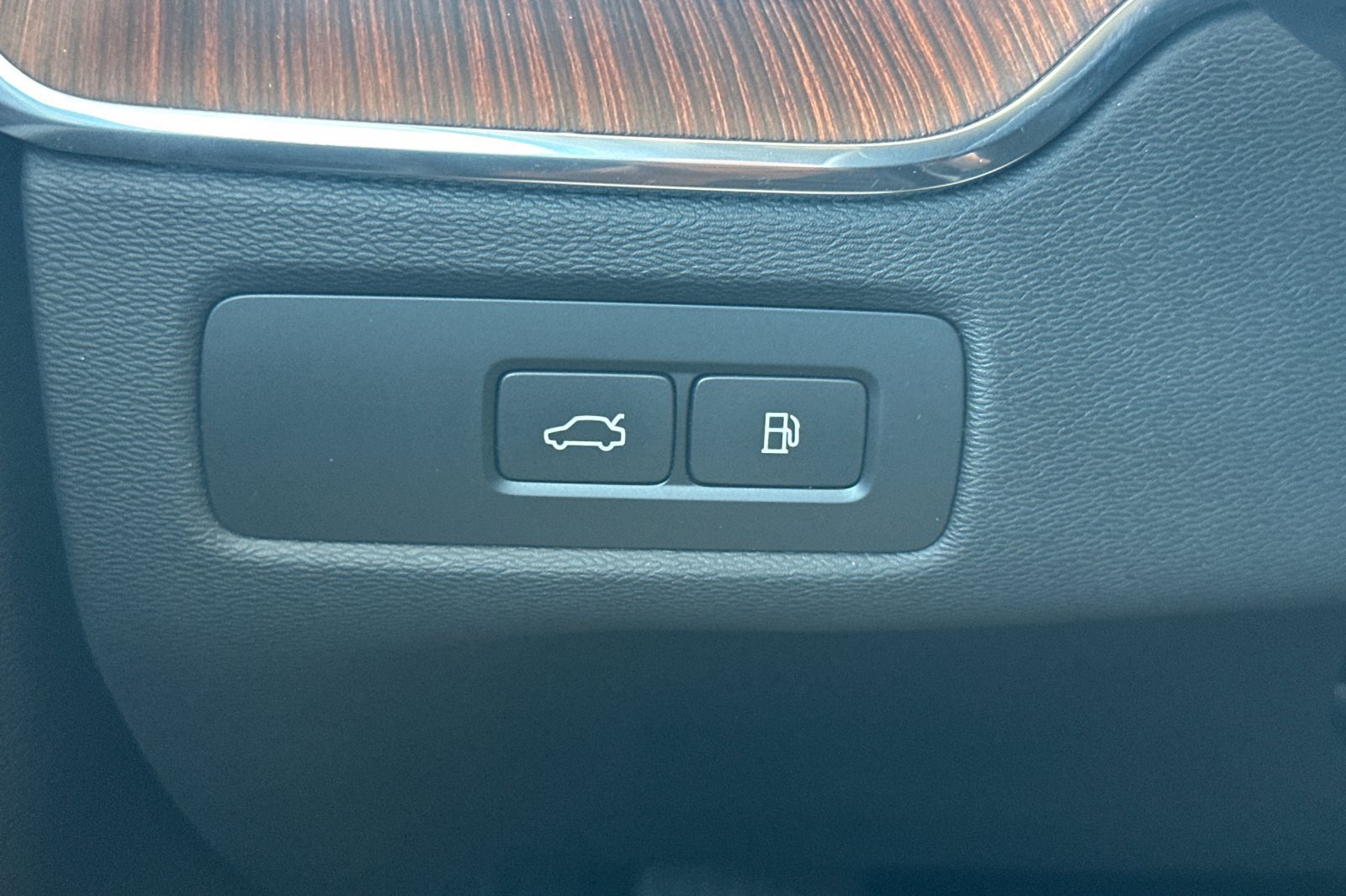 Certified 2023 Volvo XC60 T8 Plus AWD/4WD image 33