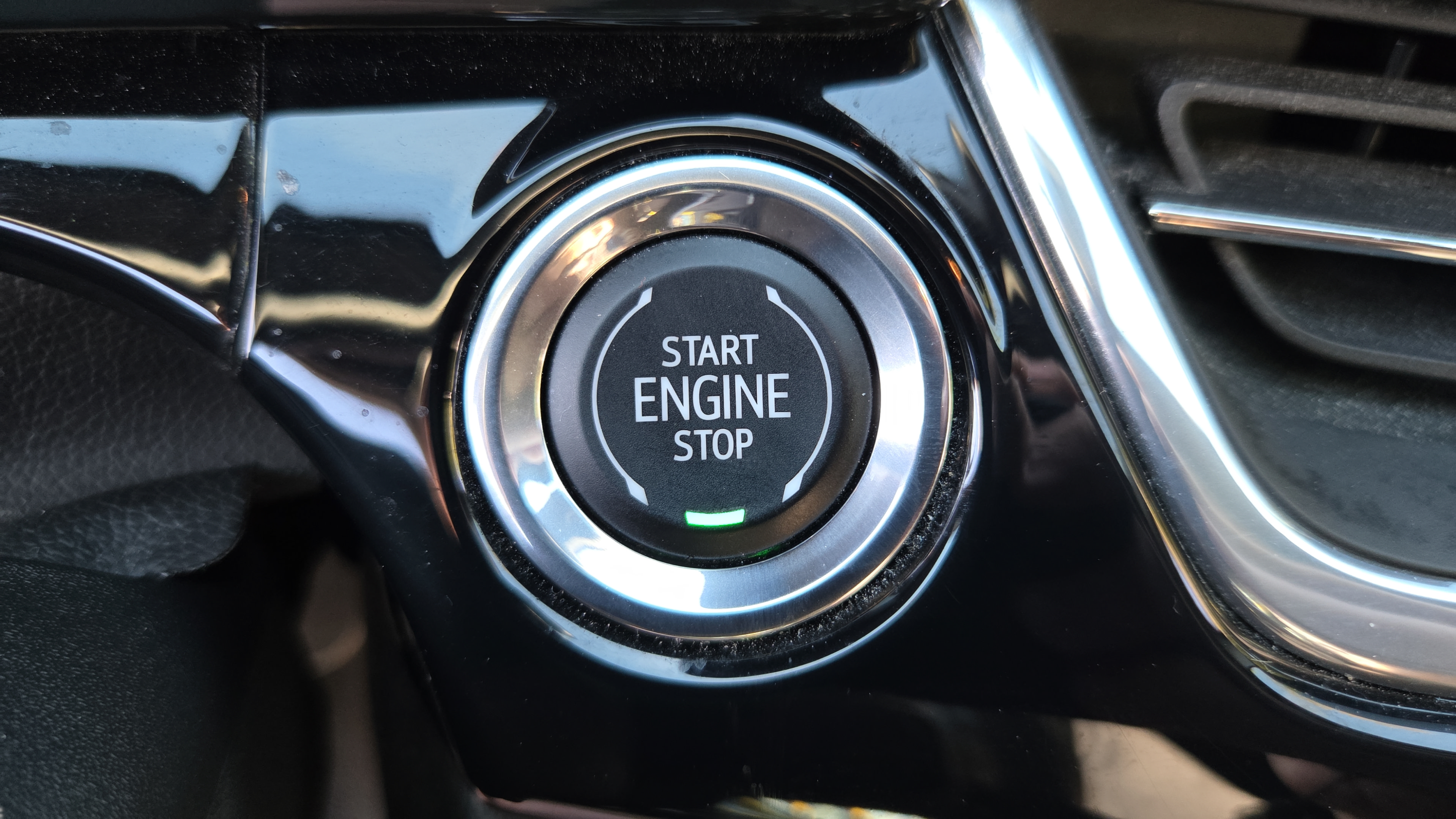 Used 2025 Chevrolet Trax RS FWD image 33