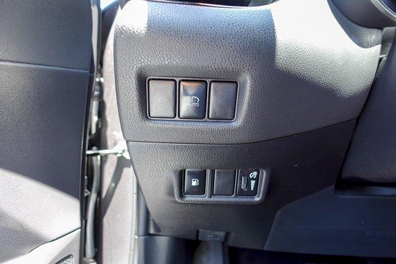 Used 2019 Toyota C-HR XLE FWD image 12
