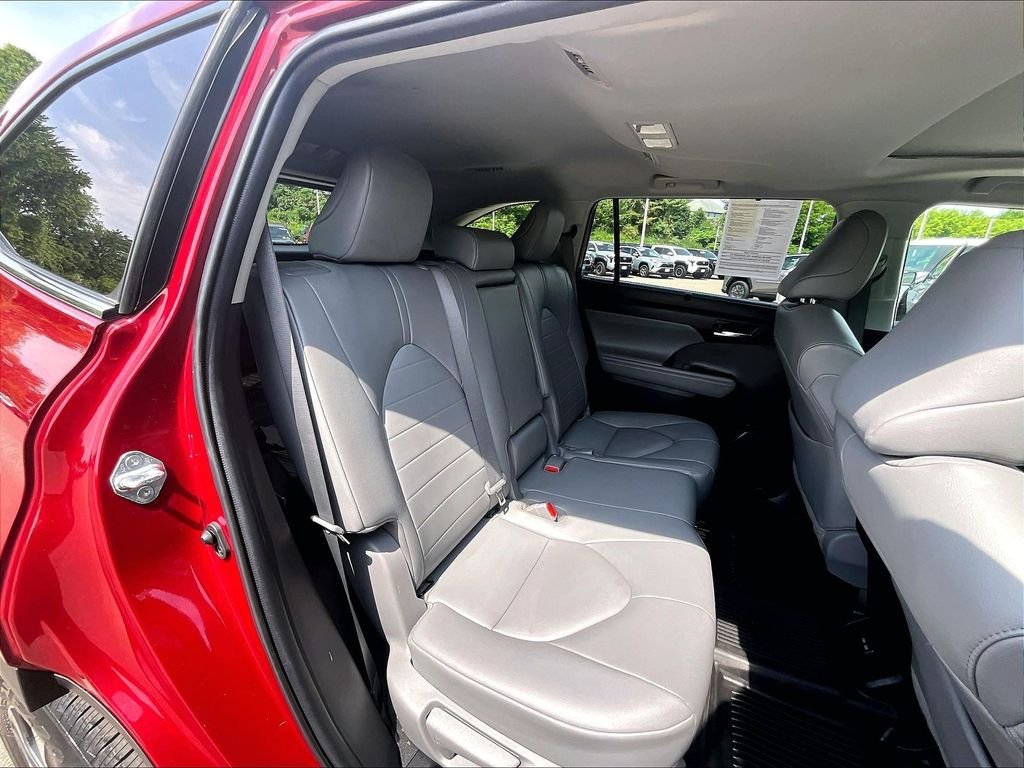 Used 2022 Toyota Highlander XLE AWD/4WD image 16