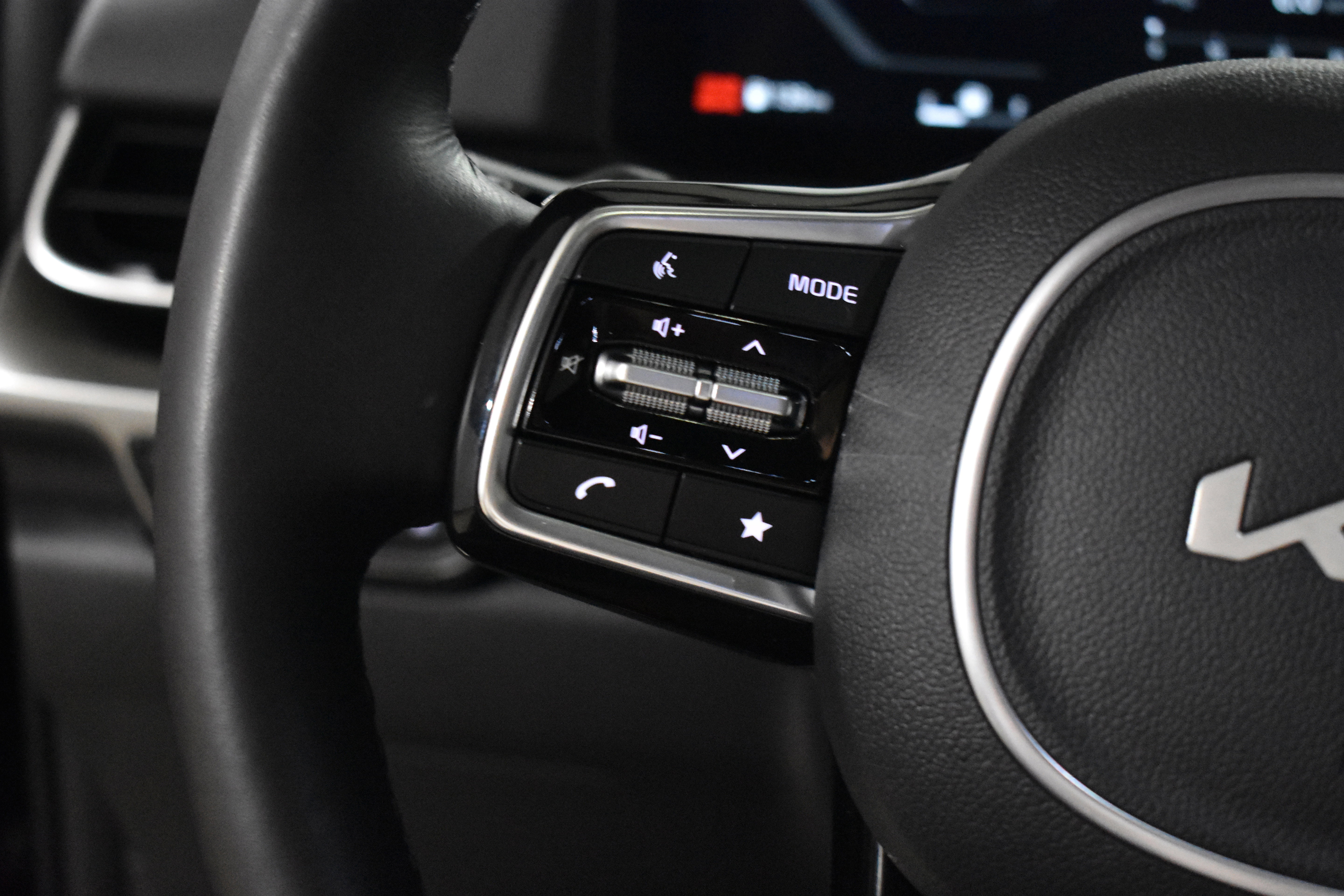 Used 2025 Kia Carnival SX Prestige image 18