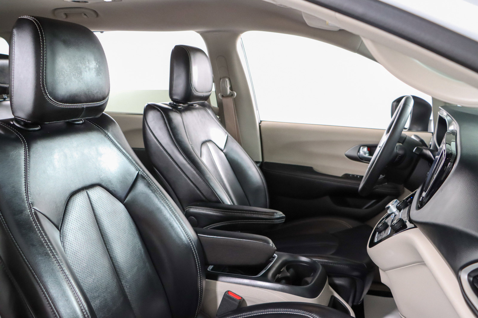 Used 2023 Chrysler Pacifica Touring-L FWD image 27