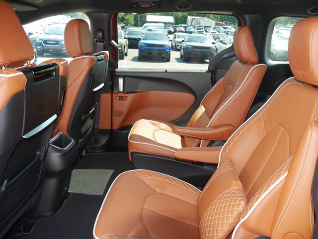Used 2025 Chrysler Pacifica Pinnacle FWD image 28