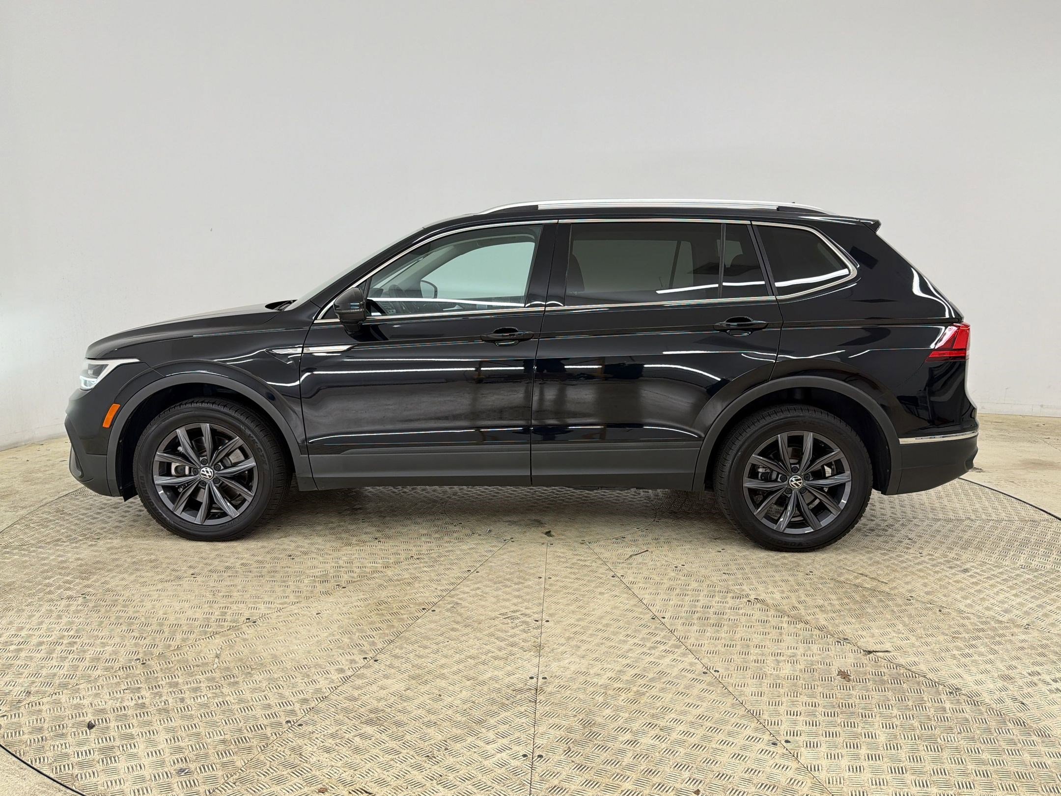 Used 2022 Volkswagen Tiguan SE w/ Panoramic Sunroof Package AWD/4WD image 2