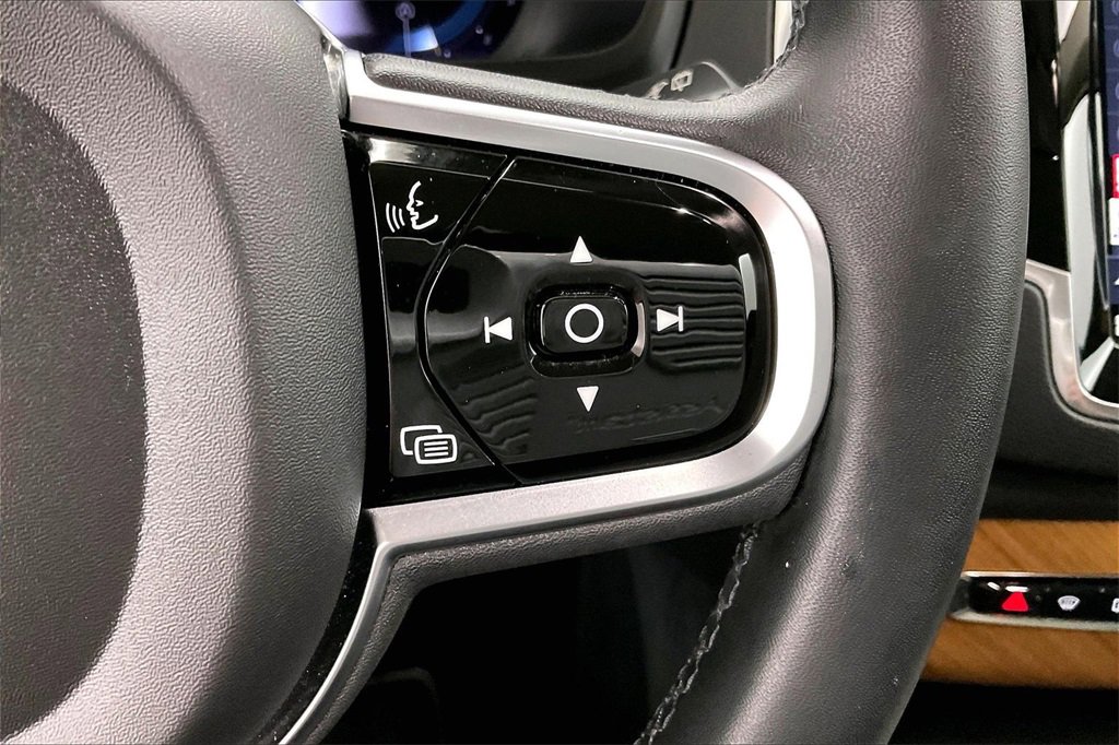 Used 2024 Volvo XC90 B6 Plus image 11