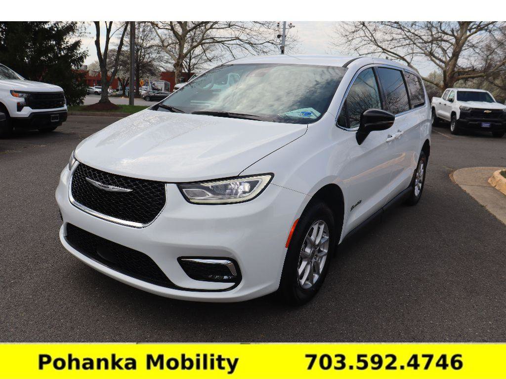 Used 2024 Chrysler Pacifica Touring-L image 3