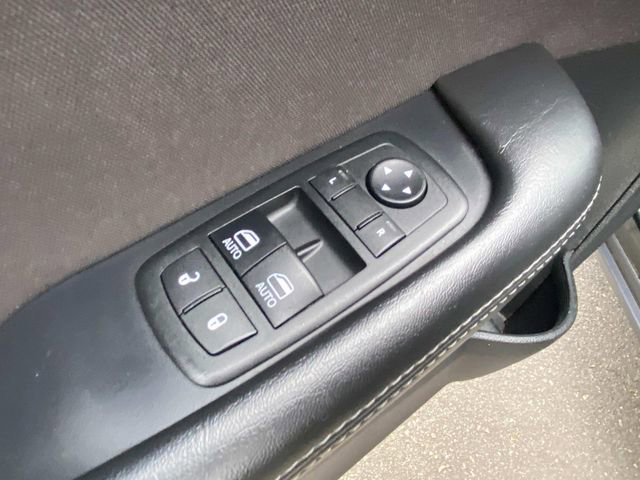 Used 2015 Dodge Challenger SXT image 12