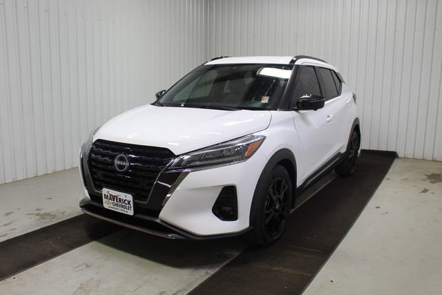 Used 2024 Nissan Kicks SR w/ SR Premium Package FWD image 3