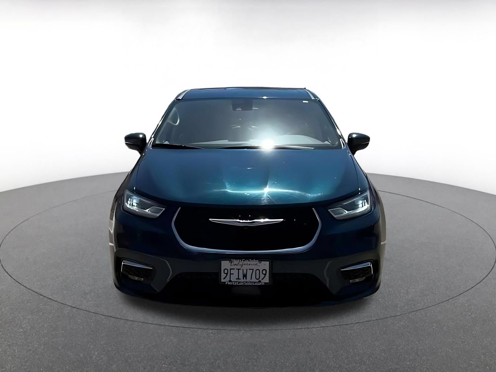 Used 2023 Chrysler Pacifica Touring-L FWD image 4