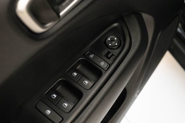 Used 2025 Hyundai Venue SE image 11