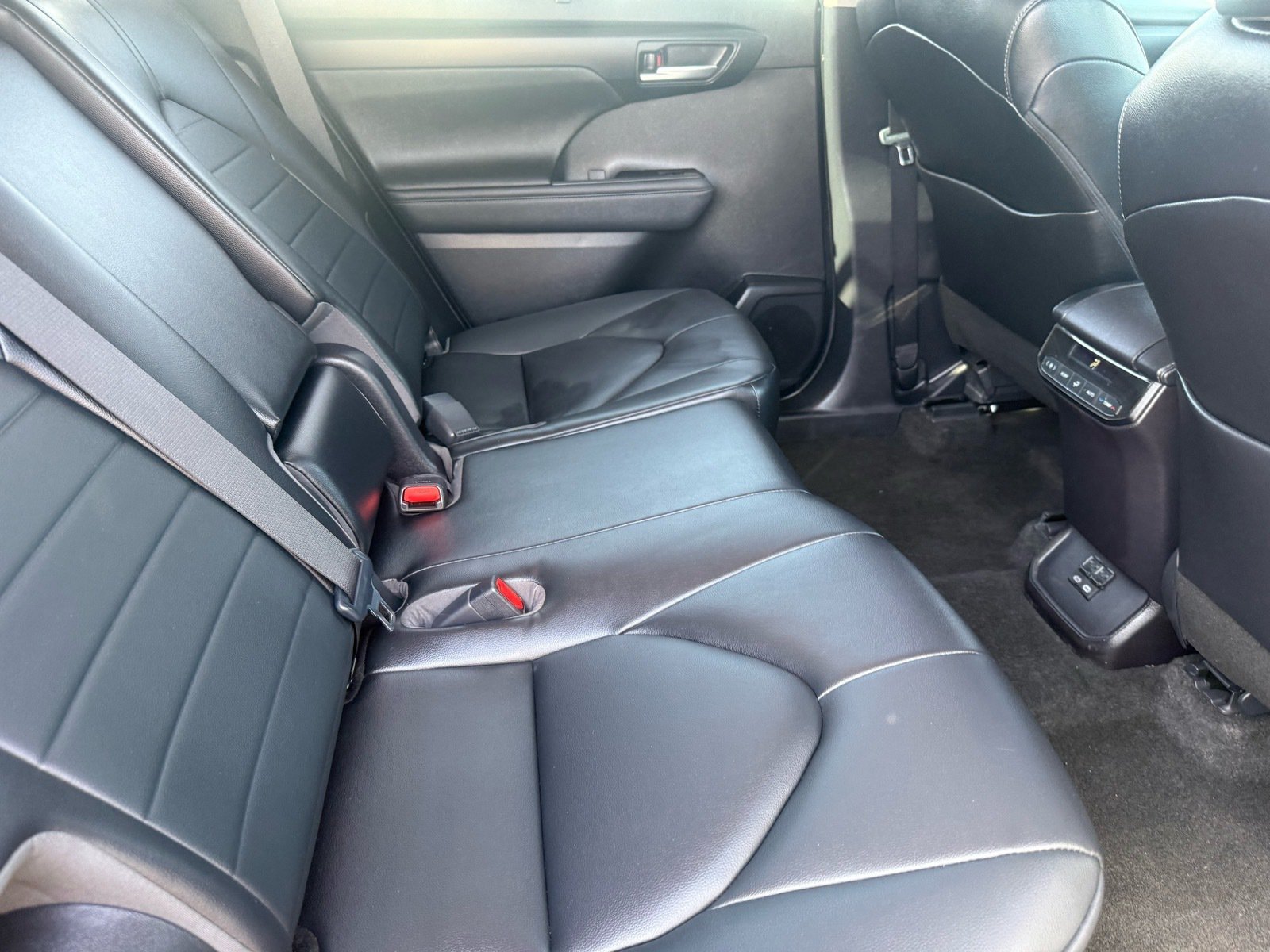 Used 2023 Toyota Highlander XLE FWD image 29