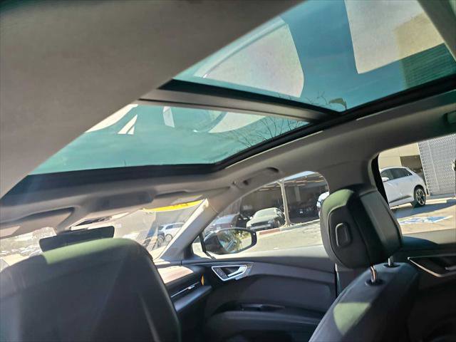 Used 2024 Audi Q4 e-tron Prestige image 22