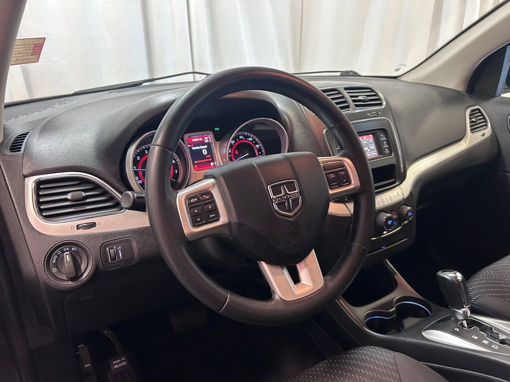 Used 2018 Dodge Journey SE w/ Connectivity Group FWD image 2