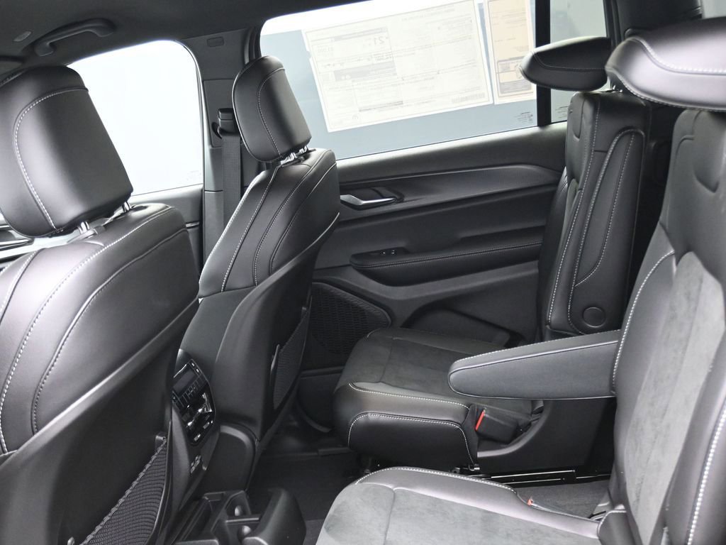 New 2025 Jeep Grand Cherokee L Laredo image 14