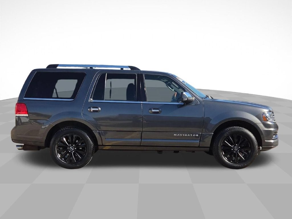 Used 2017 Lincoln Navigator Select AWD/4WD image 2