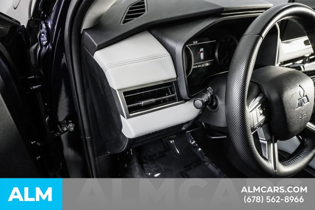 Used 2025 Mitsubishi Outlander SE image 33