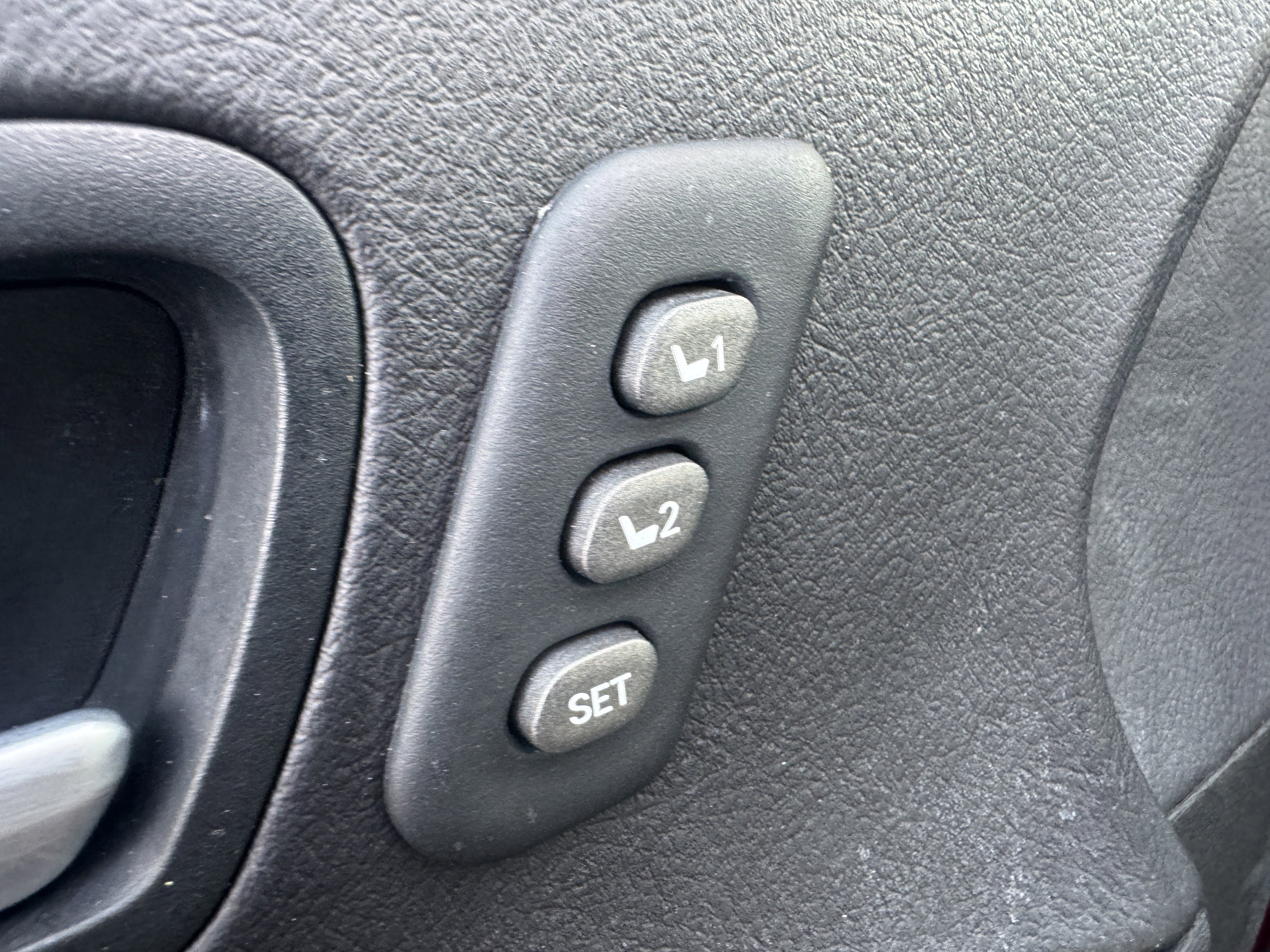 Used 2017 Toyota Sienna Limited image 11