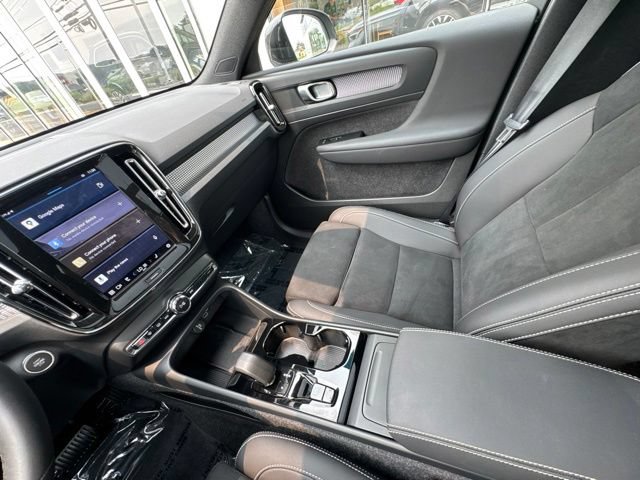 Certified 2025 Volvo XC40 B5 Plus AWD/4WD image 22