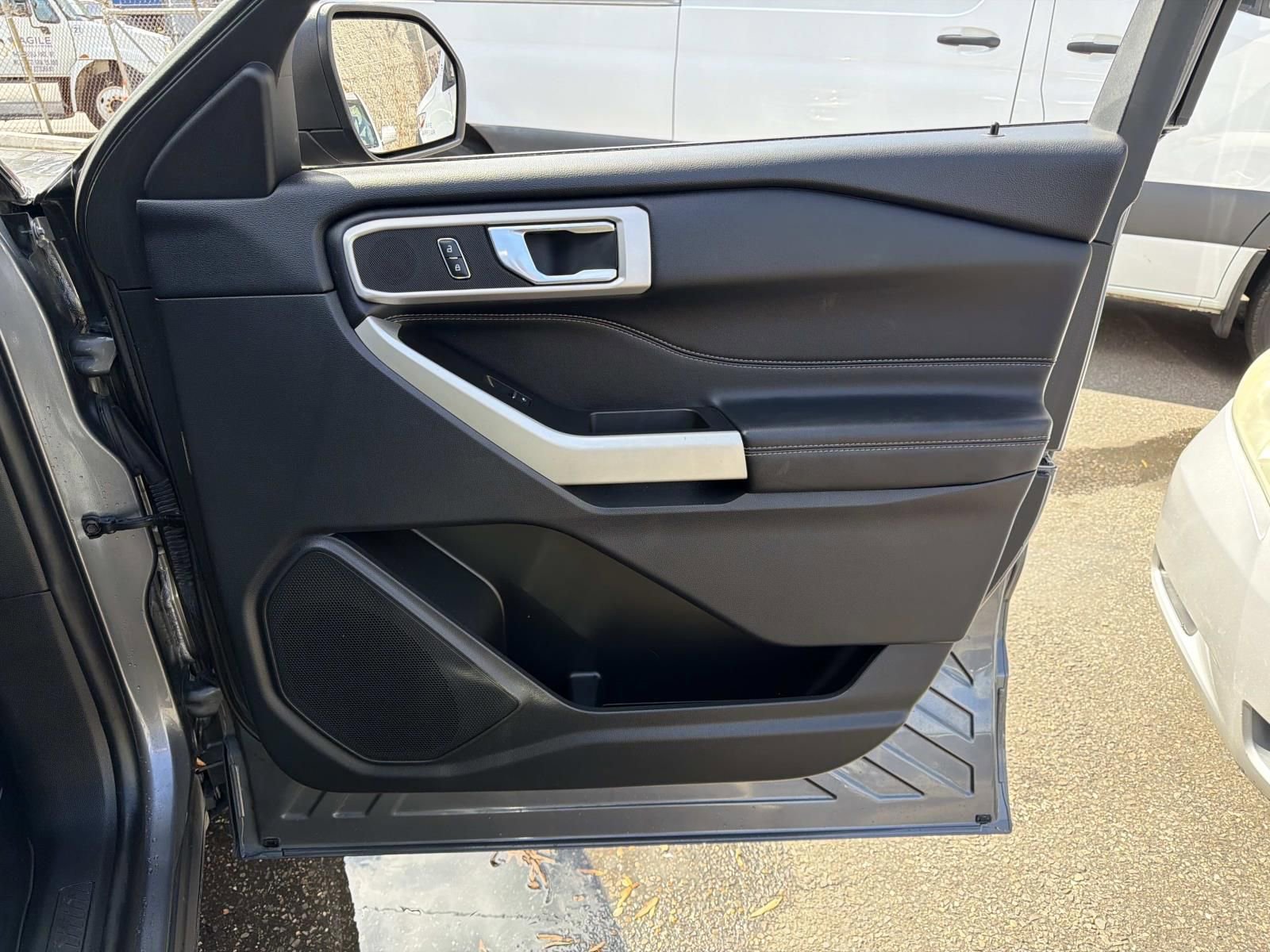 Used 2022 Ford Explorer XLT w/ Equipment Group 202A image 10