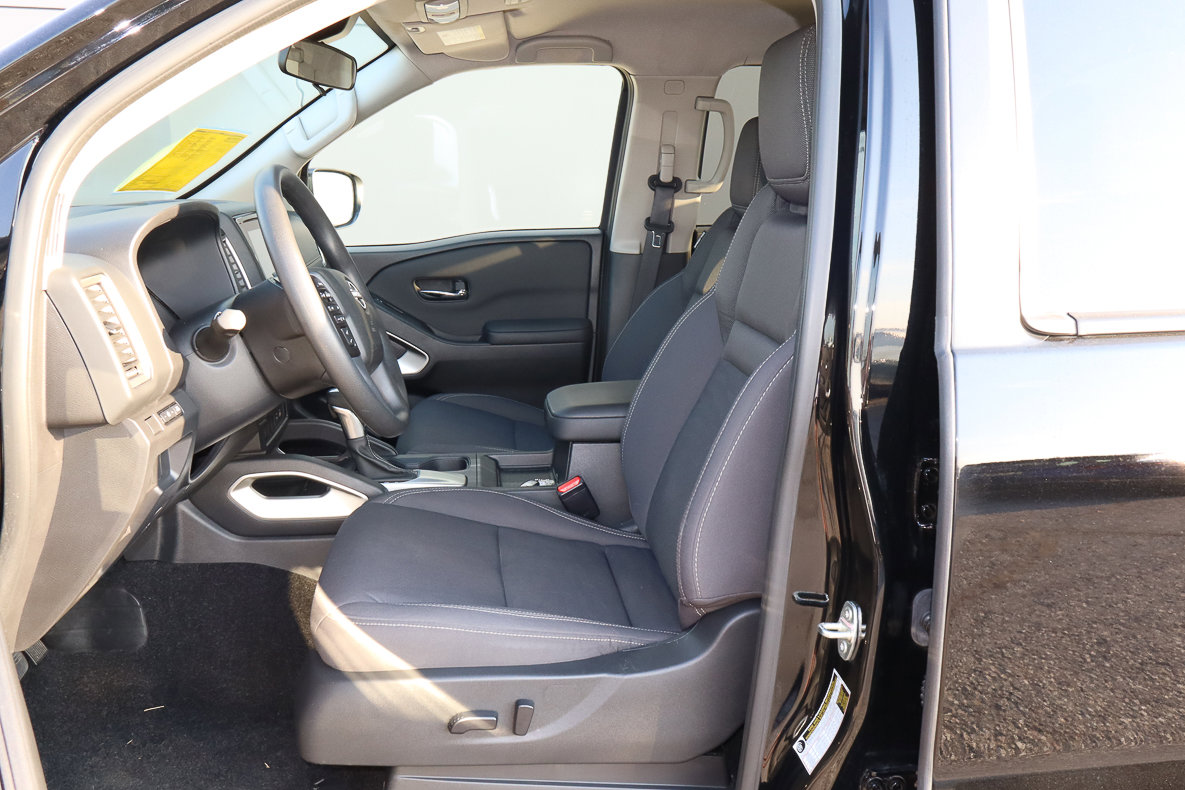 Used 2024 Nissan Frontier SV image 7