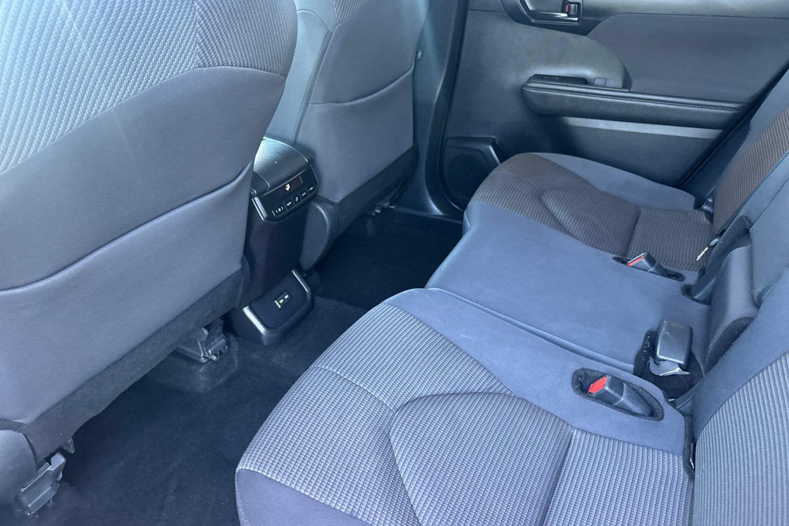 Used 2024 Toyota Highlander LE AWD/4WD image 14