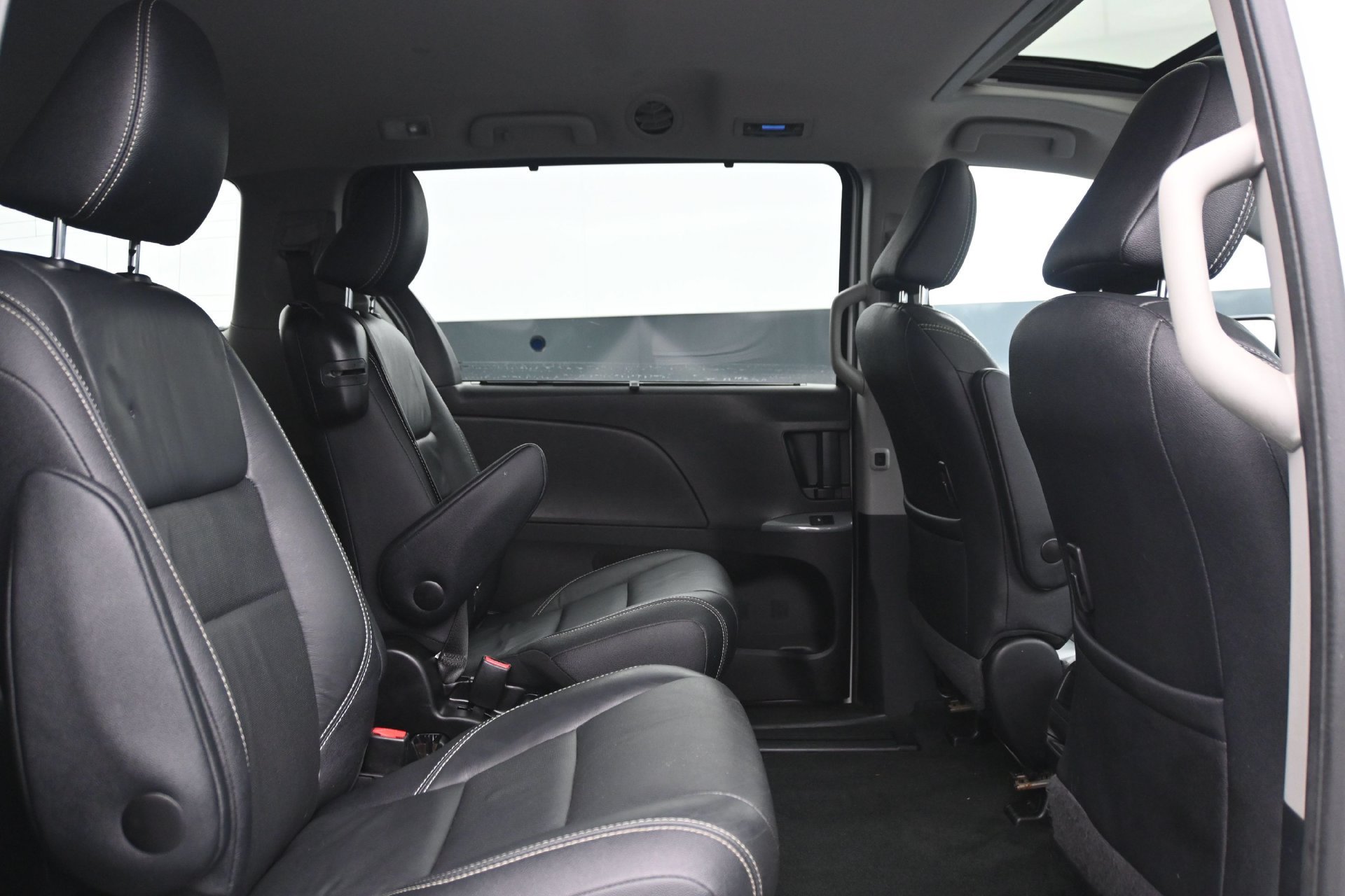 Used 2017 Toyota Sienna SE w/ SE Preferred Package FWD image 14