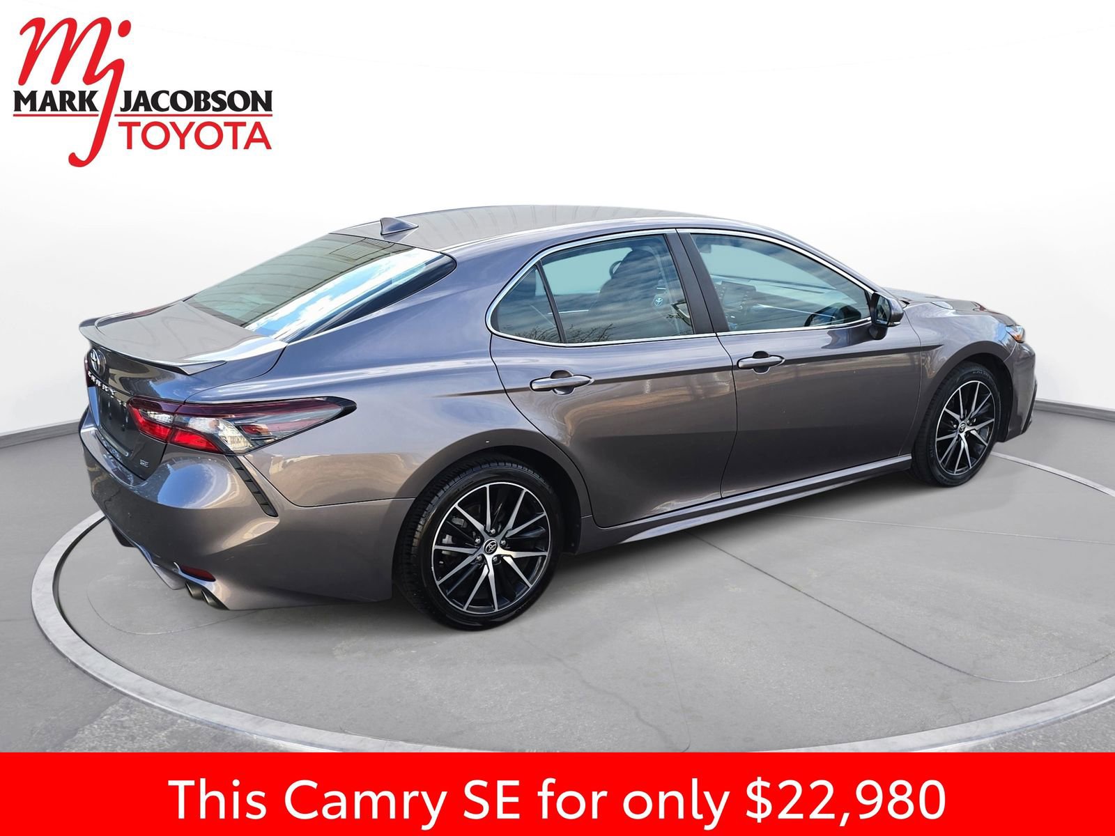 Used 2024 Toyota Camry SE image 9
