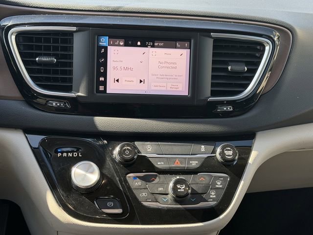 Used 2023 Chrysler Voyager LX FWD image 15