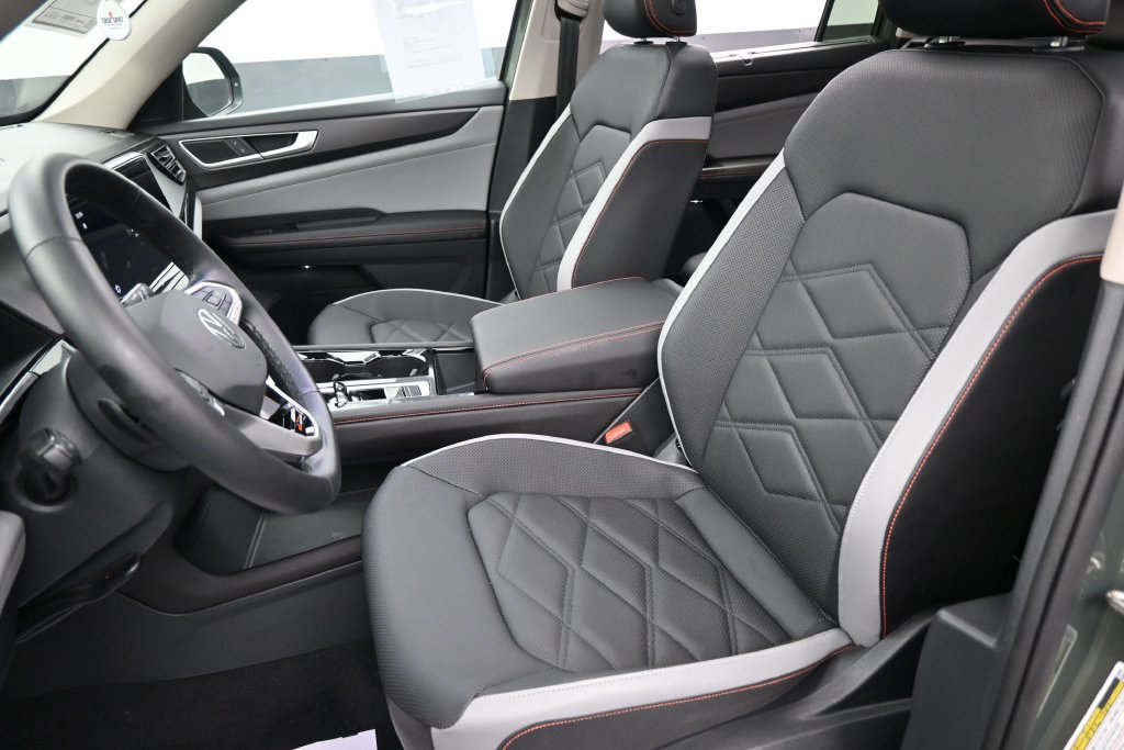 Used 2025 Volkswagen Atlas Peak Edition SE AWD/4WD image 23